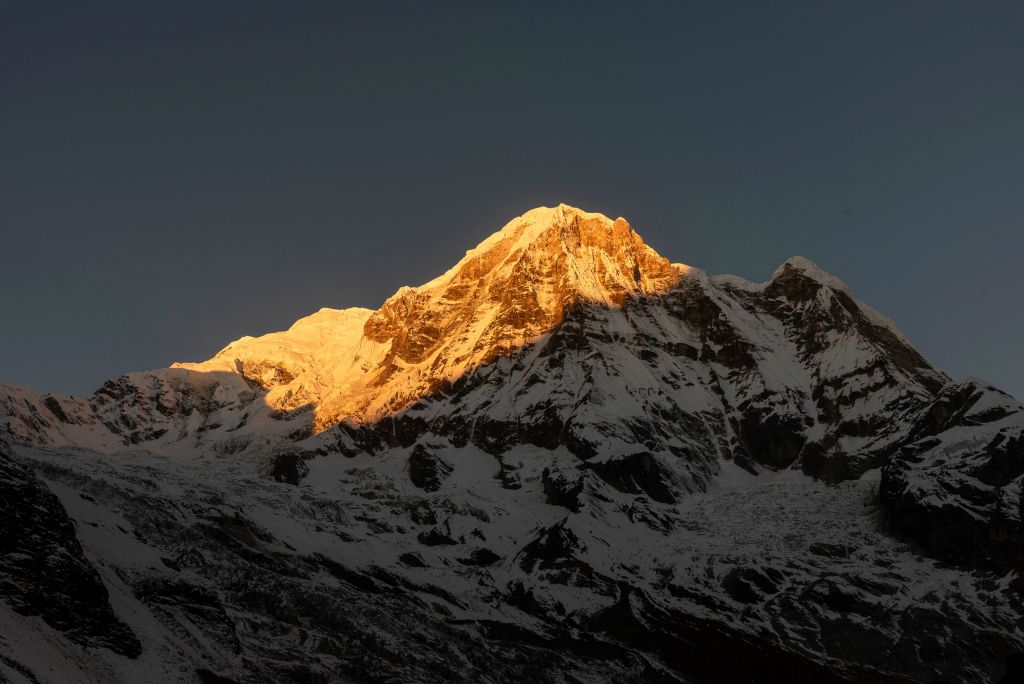 Au petit matin de la 8ème étape, le soleil éclaire l'Annapurna Sud